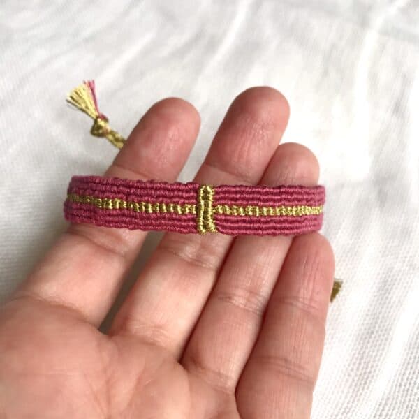 Bracelet type « brésilien » tissé main, en fil de coton marsala et fil métallisé doré. Motif croix.