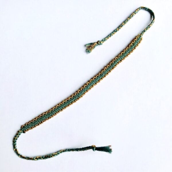 Bracelet type « brésilien » tissé main, en fil de coton vert forêt et fil métallisé doré. Motif festons.
