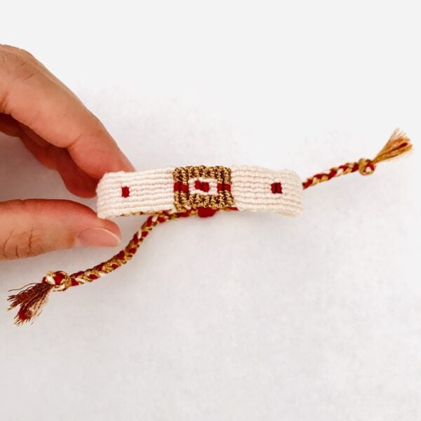 Bracelet type « brésilien » tissé main, en fil de coton rose ballerine et framboise, et fil métallisé doré. Motif rectangle et points.