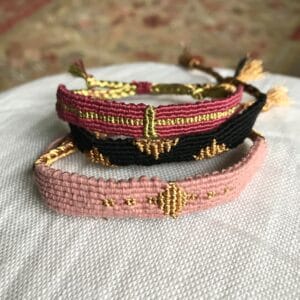 Trio de bracelets type « brésilien » tissés main, en fil de coton et fil métallisé doré ou cuivré. Motifs triangles, losanges ou croix.