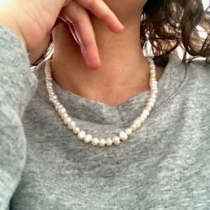 collier de perles d'eau douce blanc nacré, 46 cm, porté avec un sweat-shirt gris chiné.