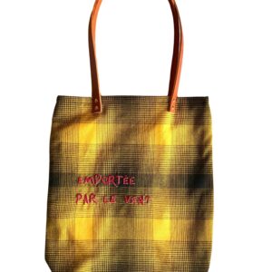 sac cabas brodé, en tissu tartan jaune et noir, avec anses en cuir fauve, sur fond blanc