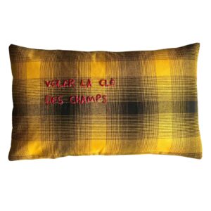 Coussin rectangulaire brodé main en tissu tartan jaune et noir, sur fond blanc