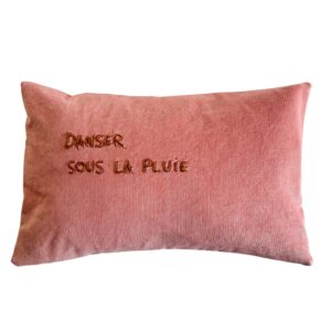 Coussin rectangulaire brodé main en velours côtelé rose pâle, sur fond blanc