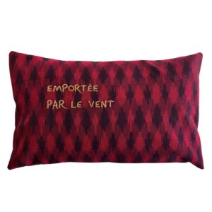 Coussin rectangulaire brodé main en tissu à motif ikat rouge et prune, sur fond blanc