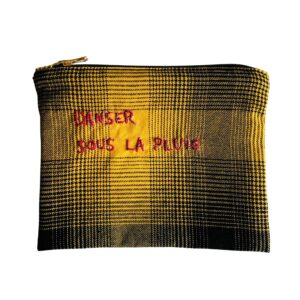 petite pochette brodée main, en tissu tartan jaune et noir, avec fermeture zippée noire et curseur doré, sur fond blanc