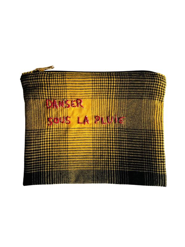 petite pochette brodée main, en tissu tartan jaune et noir, avec fermeture zippée noire et curseur doré, sur fond blanc