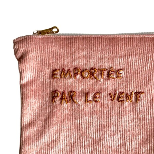 Pochette brodée main en velours rose – Image 2